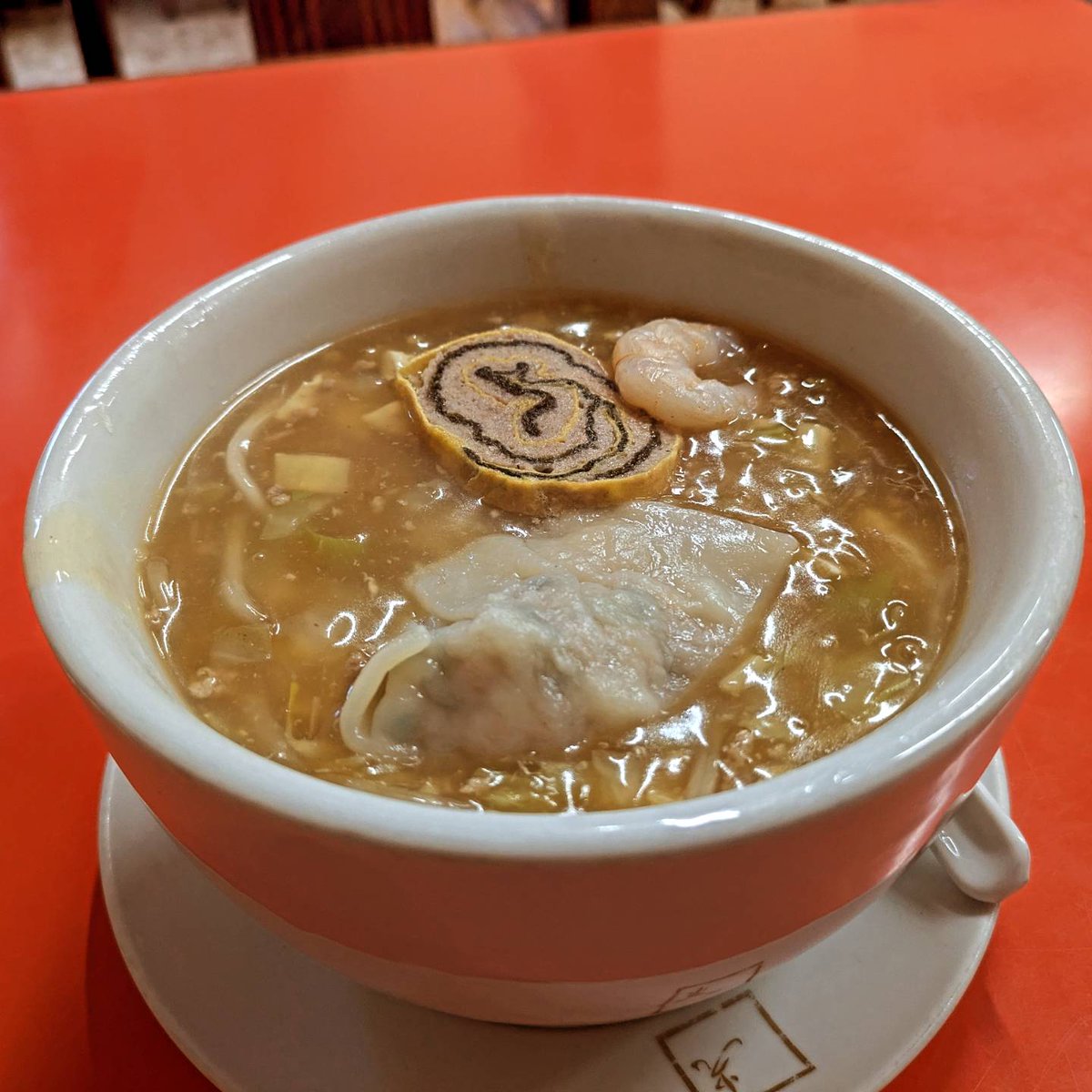 silkorz's tweet photo. 今日のランチほ、東飯能駅から徒歩2分の場所にある中華料理店「國光苑」さんに行ってきました🥰

ラーメンの具は水餃子や海老のどが入っておりビジュアルGOODですね👍

國光麺は、スープはとろみがついており、麺にしっかりと絡んで来ます。あっさり鶏がらスープの醤油味で美味しいかったです! https://t.co/jFUTrb4Ce2