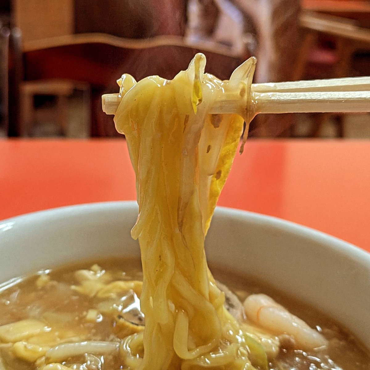 silkorz's tweet photo. 今日のランチほ、東飯能駅から徒歩2分の場所にある中華料理店「國光苑」さんに行ってきました🥰

ラーメンの具は水餃子や海老のどが入っておりビジュアルGOODですね👍

國光麺は、スープはとろみがついており、麺にしっかりと絡んで来ます。あっさり鶏がらスープの醤油味で美味しいかったです! https://t.co/jFUTrb4Ce2