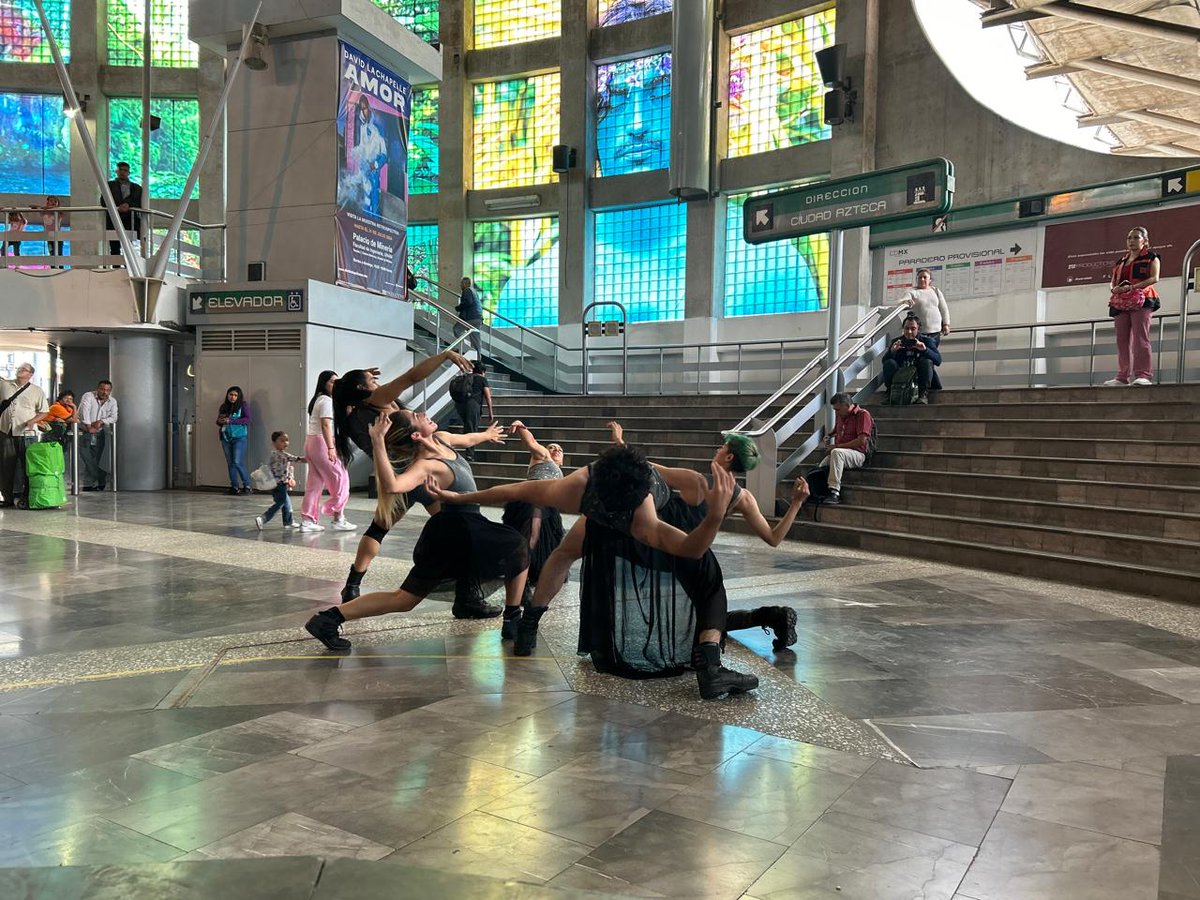 MetroCDMX's tweet photo. Esta tarde se presentó “Coordenadas impresionistas" en la estación San Lázaro de Línea B, que forma parte de la Compañía de Danza Tándem, la cual se estará presentando todos los viernes de julio y agosto en distintas estaciones de la red, para el deleite de las y los usuarios. ¡La Cultura viaja en Metro!