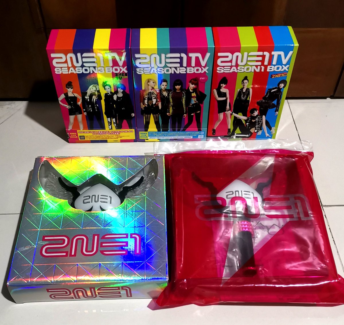 xuntilwheneverx's tweet image. [AVAILABLE]

SOLD AS SET

2NE1 LIGHTSTICK
-Jap ver 1 with box 
-Jap ver 2 with box

2NE1TV
-Season 1,2 and 3

PHP15,000.00

#2ne1 #Bom #Dara #CL #Minzy #BlackJacks