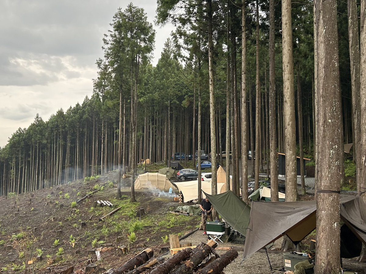 本日無事にプレオープンする事ができました🏕️

設営時は天気が良かったものの、夕方からはゲリラ雷雨だったり雹が降ったり❄️

あいにくの天気となってしまいましたが、お陰さまで満員御礼なりました🙇‍♂️

応援してくださる全ての皆さま、本当にありがとうございます！

#天空ベース