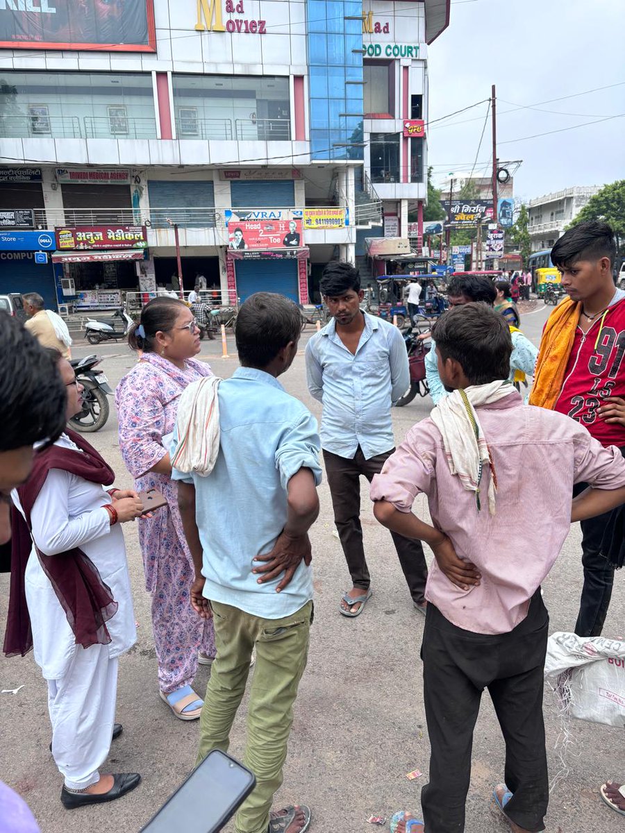 dhs_etawah's tweet photo. "#WPD. #familyplaning
The Chouraha meeting is conducting every morning at Shastri Chowk, Etawah, to promote NSV and male participation in FP with support of city officials, DFPLM, DCPM, 2 UPHC- MOICs, male staff nurse, 2 Urban ASHAs, @PSIINDIA, and TSU." https://t.co/uOBFXgzro2