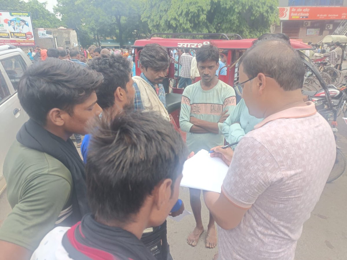 dhs_etawah's tweet photo. "#WPD. #familyplaning
The Chouraha meeting is conducting every morning at Shastri Chowk, Etawah, to promote NSV and male participation in FP with support of city officials, DFPLM, DCPM, 2 UPHC- MOICs, male staff nurse, 2 Urban ASHAs, @PSIINDIA, and TSU." https://t.co/uOBFXgzro2