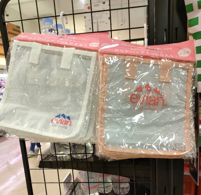 shimapatobu's tweet image. evian(エビアン)クリアバッグおまけが店頭でもらえるキャンペーン！開催店はどこ？ぬいぐるみバッグ、推し活にも人気！

puchipurabu.com/omake-evian/

7月27日（土）より、大型のイオンでも入荷していました！

#おまけ　#evian　#エビアン