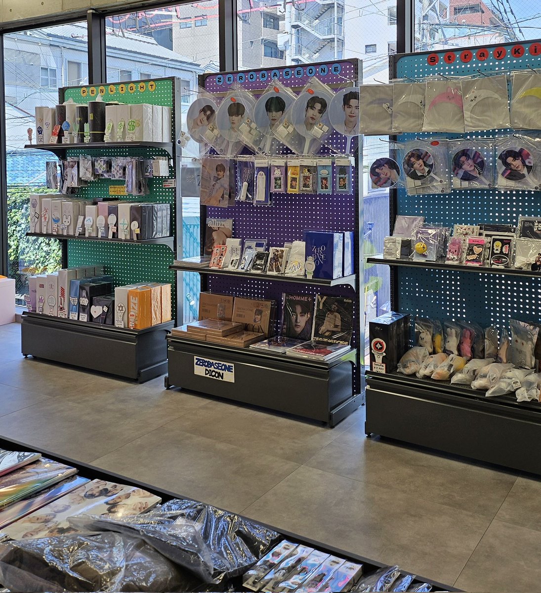 kazamajoutarou's tweet image. 再びK-popclassへ
ルセラのペンラあったのでうっかり購入
次回はニュジのペンラ買おう
#ルセラ #Kpopclass #大名店 #今はすし酒場さしす
instagram.com/kpopclass_dm?i…