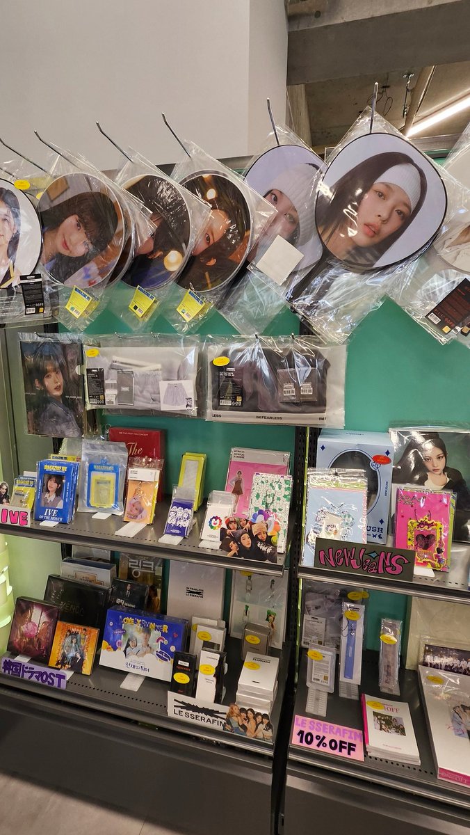 kazamajoutarou's tweet image. 再びK-popclassへ
ルセラのペンラあったのでうっかり購入
次回はニュジのペンラ買おう
#ルセラ #Kpopclass #大名店 #今はすし酒場さしす
instagram.com/kpopclass_dm?i…