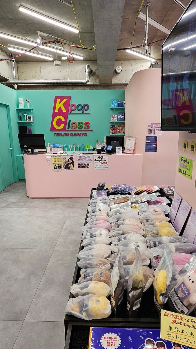 kazamajoutarou's tweet image. 再びK-popclassへ
ルセラのペンラあったのでうっかり購入
次回はニュジのペンラ買おう
#ルセラ #Kpopclass #大名店 #今はすし酒場さしす
instagram.com/kpopclass_dm?i…