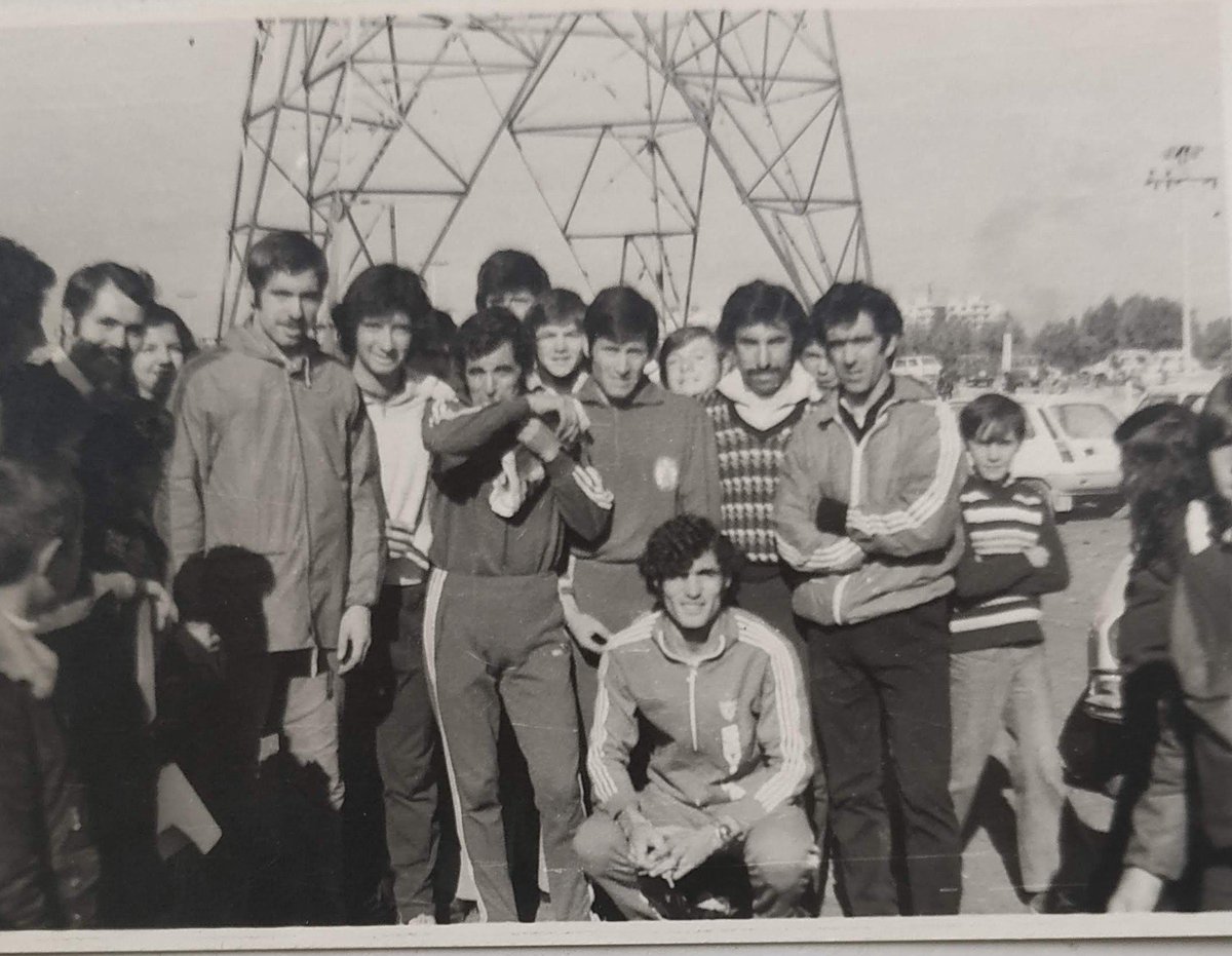 Se ha marchado un gran atleta Mariano Haro, aquí en el I Cross de Fuenlabrada.En la foto R Ortega, yo, Mariano, Santiago de la Parte, Pepe Lorente, Juan Hidalgo, agachado Jose Luis Ruiz Bernal. DEP Mariano.