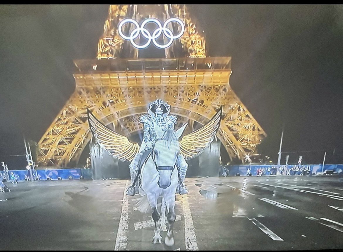 mustafarmagan's tweet photo. Paris Olimpiyatları'nın açılışından bir sahne.

Eyfel Kulesi' nin önünde bu soluk renkli at ve sürücüsü, arkasındaki kanatlar neyi anlatıyor?

İncil'de geçen mahşerin 4 atlısından ölümü mü?
Öyleyse bu bir savaş çağrısı mı?
Armageddon Savaşına atıf mı?
İyi de barış, kardeşlik vs. ile zarflanan Olimpiyatların açılışında bu dinci çağrı ne anlama geliyor?

Batı asla göründüğü gibi değildir kardeşlerim. Asla.
#Olympic2024