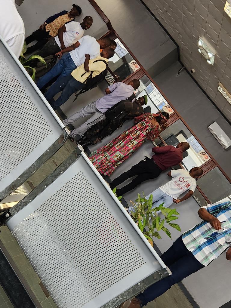 Ca c'est la <a href="/TMB_CD/">Trust Merchant Bank</a> #agence_Kisangani 
La ou le client n'a aucune intimité quand il effectue sa transaction au guichet 
La banque doit garantir la sécurité 
<a href="/IsralMutombo11/">Israël Mutombo</a> <a href="/radiookapi/">Radio Okapi</a> <a href="/musaghidieuvain/">Dieuvain K. Musaghi</a> <a href="/leParrainRDC/">𝐥𝐞 𝐏𝐚𝐫𝐫𝐚𝐢𝐧</a> <a href="/chauffeur243/">CHAUFFEUR Tout-Kin</a> <a href="/actualitecd/">ACTUALITE.CD</a>