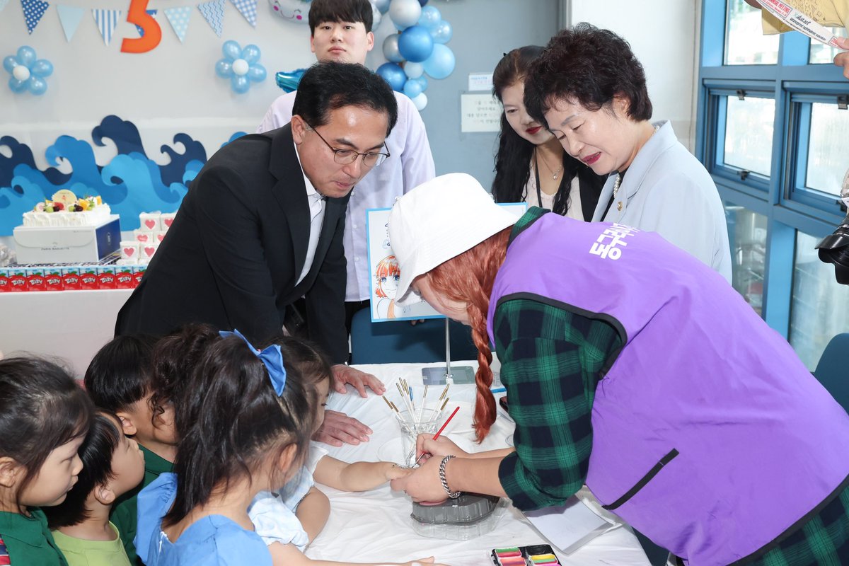 joksil's tweet image. 동구 공동육아나눔터가 벌써 5년을 맞이했습니다. 한 아이가 제대로 성장하기 위해서는 온 마을이 함께 해야한다고 합니다. 나눔터의 다양한 프로그램이 부모님께 도움이 될 수 있도록 앞으로도 적극 지원하겠습니다.

#박희조 #동구청장 #공동육아나눔터 #동구를_새롭게_구민을_신나게