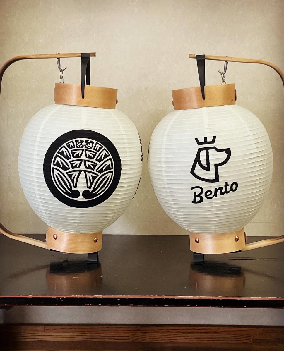 namidabashi_'s tweet photo. 手丸弓張提灯(φ24×38cm)
【無塗装木枠、無塗装竹折れ弓】
左:正面文字、左右紋「丸に抱き茗荷」
右:正面指定文字、左右「ロゴ」
#伝統工芸品 #江戸手描提灯 #職人
#泪橋大嶋屋提灯店 #提灯 #ちょうちん
#オーダーメイド
#Japan #traditionalcrafts #madeinjapan
#craftsmen #chochin #ordermade https://t.co/UZ3GxY7nzs
