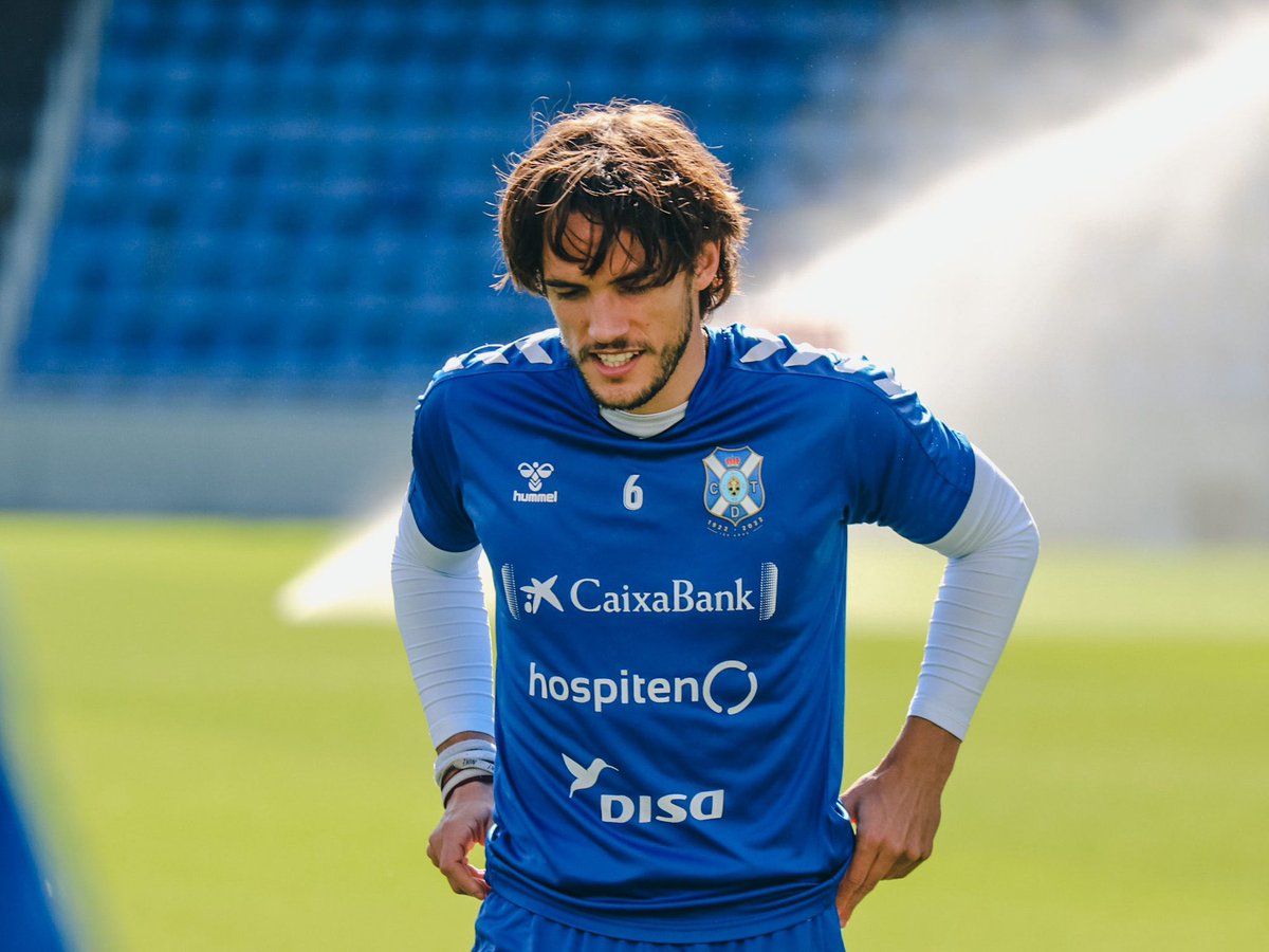 mdaswani's tweet photo. ▫️ Las cosas claras sobre Corredera

1️⃣ Es rotundamente falso que haya pedido salir del @CDTOficial: no lo ha hecho en ningún momento, ni él ni tampoco su agente, que está muy molesto con las informaciones inexactas publicadas en las últimas horas (así lo ha hecho saber donde corresponde)

2️⃣ También es falso que el club se haya fijado como objetivo su venta. De hecho, la semana pasada desestimó por Álex una oferta (menos de 600.000€) proveniente del extranjero

3️⃣ Corredera, que va a ser padre en la Isla, que es feliz en ella y además ha comprado un piso con la idea de quedarse en Santa Cruz por mucho tiempo, solo se plantearía salir si la posibilidad de hacerlo fuese buena para todas las partes

4️⃣ El jugador está muy agradecido a club y afición: llegado el caso, ahora o más adelante, solo aceptará un traspaso si resulta beneficioso para todos

5️⃣ Estamos muy lejos de ese escenario que han dibujado las filtraciones realizadas por la propiedad, y que intentan 'vender' que es Álex quien desea irse o quien va a forzar o apretar para una salida. Dicho lo cual, es normal y hasta razonable que estas filtraciones dañinas puedan llegar a incomodarle.

6️⃣ Ya van tres ofertas rechazadas: Necaxa, @RealZaragoza y ahora una más desde el extranjero. Obviamente es Álex el jugador con mejor cartel de la plantilla. Y hay además un club que ha avisado a la comisión deportiva de que moverá ficha en breve. Es la noticia que avanzamos ayer en @radioclubSER. 

7️⃣ Resumiendo. "Nunca se puede descartar nada en un mercado" –palabras de ayer emitidas por Óscar Cano– pero es profundamente injusto cargar sobre Corredera una trola (otra más) made in Garrido. Porque no ha pedido salir. Eso es falso. 

8️⃣ Y un apunte más sobre esta innecesaria y absurda maniobra de la propiedad no se sabe bien para qué: el mismo Garrido que llamaba a Corredera a todas horas durante sus vacaciones para contarle que iba a ser clave en este proyecto (el máximo accionista jugando a entrenador), ahora a quien llama es a los medios. Pero para dejar a Álex a los pies de los caballos. Surrealista.