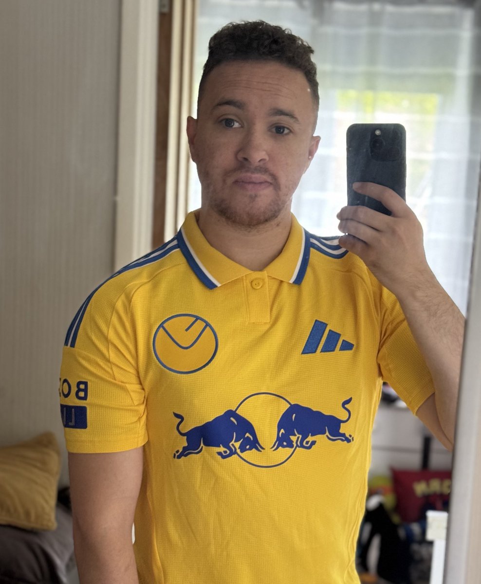 allliamarentwe's tweet photo. Might just be my favourite shirt ever 💛💙 https://t.co/JFFKyD1nhp