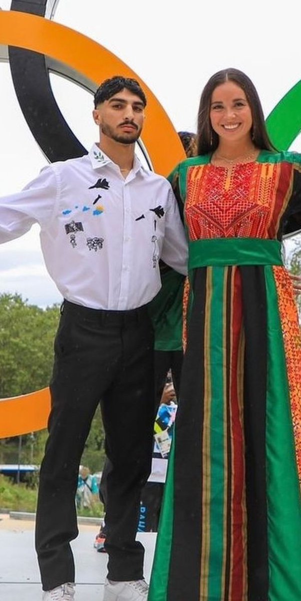 El abanderado palestino en los #JuegosOlímpicosParís2024
denunciando el genocidio de Israel a su pueblo. En la camiseta misiles caen sobre niños jugando al fútbol.