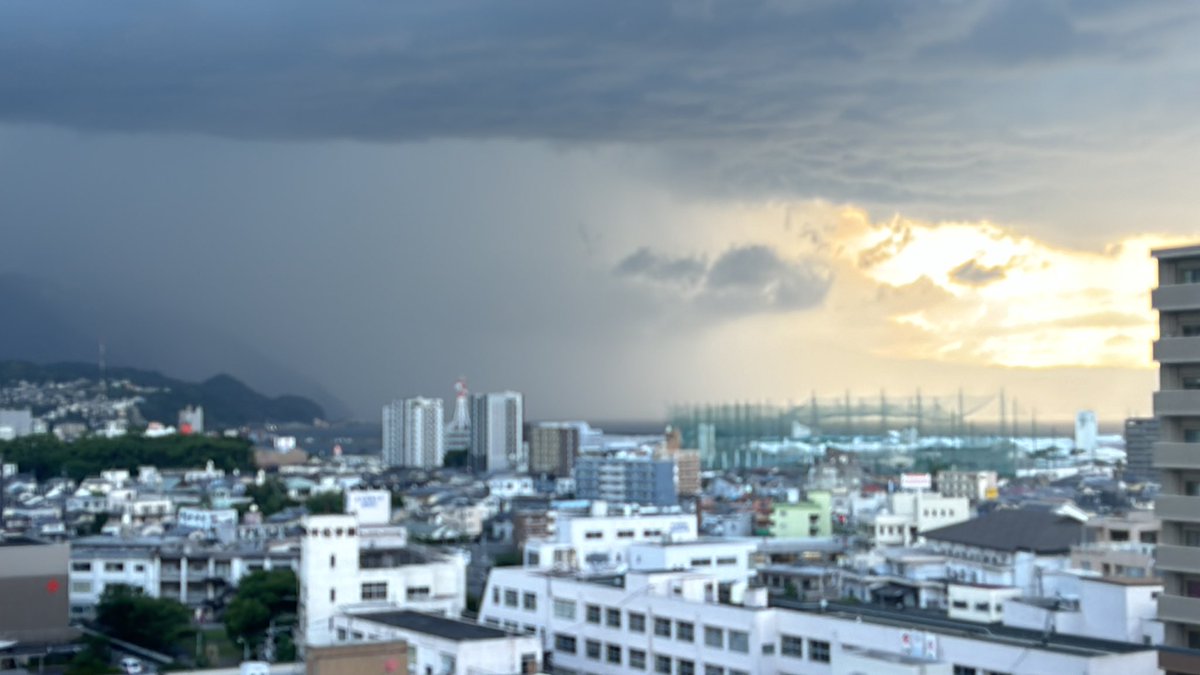 narry0524's tweet photo. 大分市からみた、別府の夕立
#ゲリラ豪雨
#別府
#別府火の海まつり https://t.co/OMMHfMWdwF