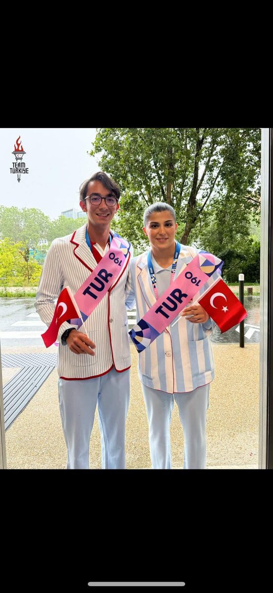 mustafarmagan's tweet image. İsrailli sporcular da dikey mavi beyaz giysilerle gitmiş Paris'e, Türkiye'yi temsil edecek sporcular da.

Bu nasıl tesadüf.
Yahudi Vakko'ya giysi yaptırırsan olacağı bu.