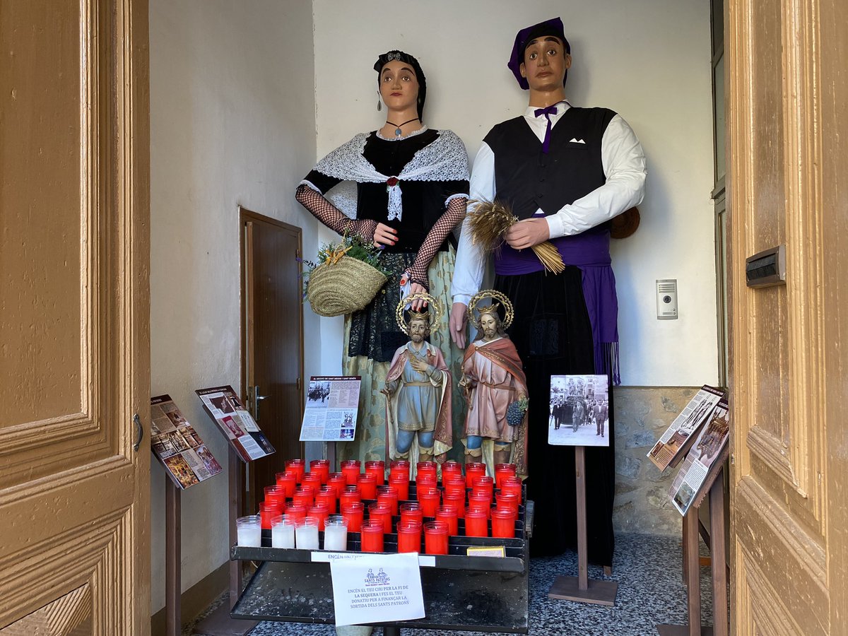 stmiquelespluga's tweet image. 🥁 Un any més hem obert l’exposició votiva de la imatge nova (1944) dels #SantsPatrons de l’Espluga, sant Abdon i sant Senén al pòrtic de la Rectoria, amb el toc dels #Grallers de l’Espluga i amb la presència dels #gegants de la Trinitat. 🎉