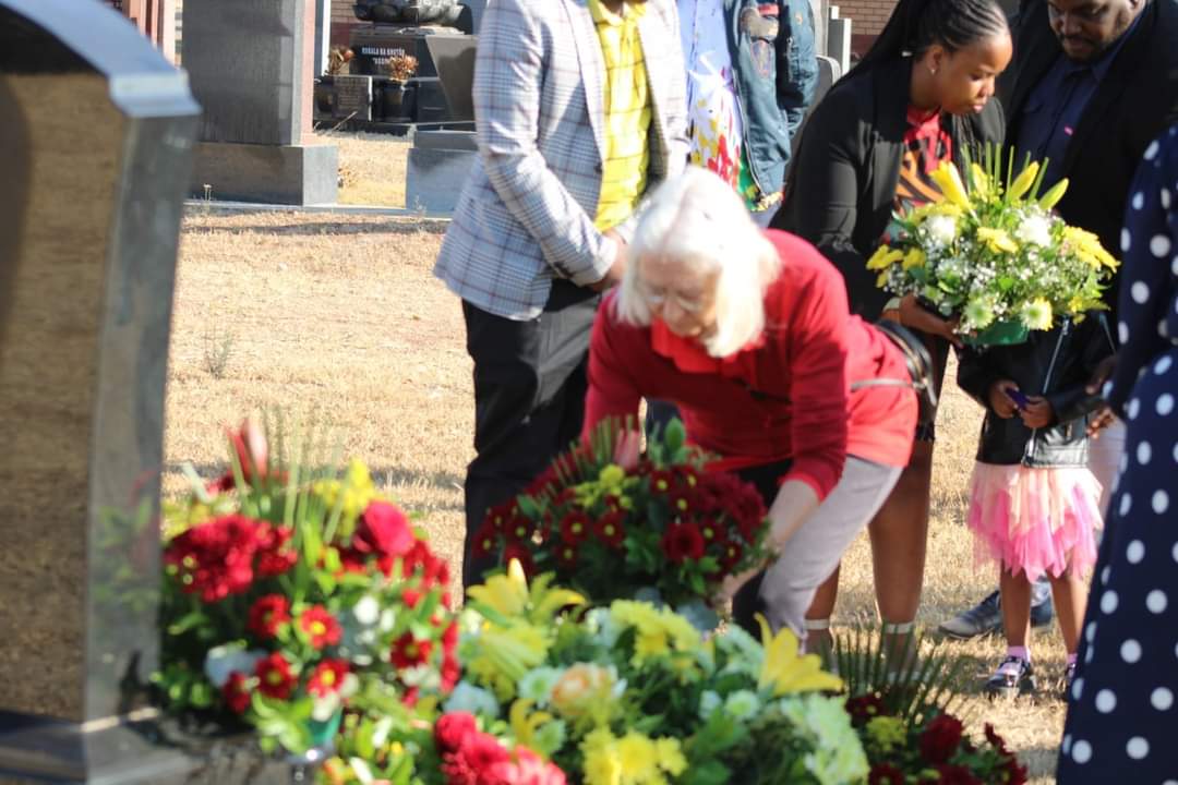 GPSACP's tweet photo. [PICTURES] SACP General Secretary, Comrade Solly Mapaila, honoring the late liberation hero General Isaac Lesiba Maphoto.

Comrade Maphoto was MK Commander and member of Luthuli Detachment.

#SACPAtWork
#YCLSAAtWork https://t.co/CEzPDndsf0