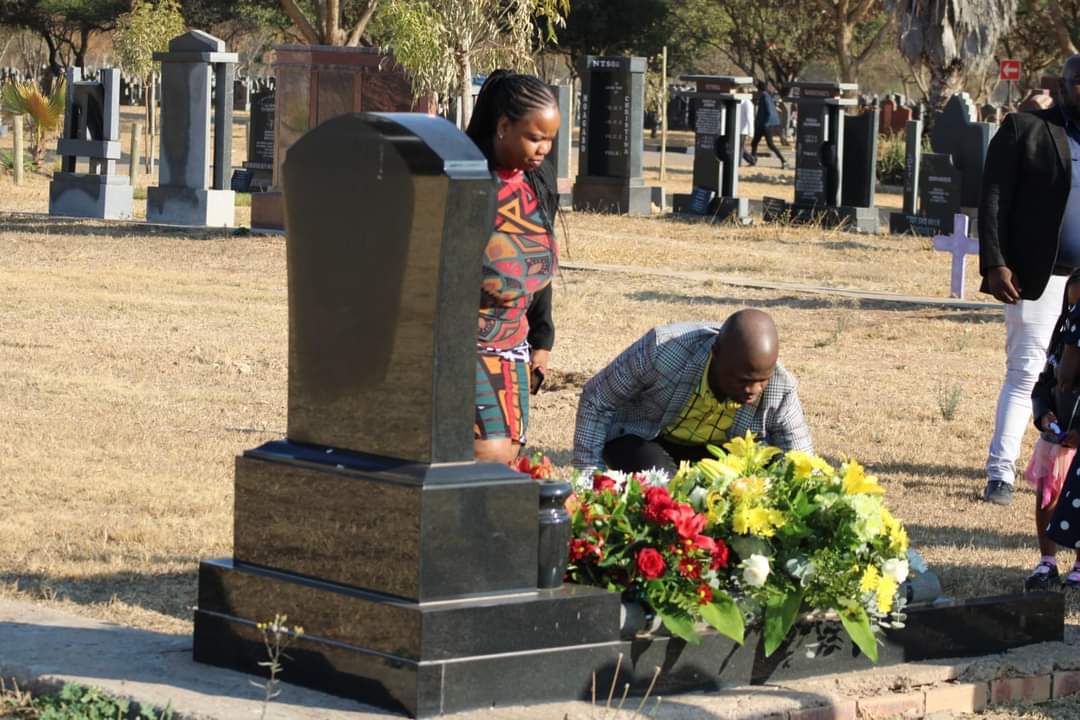 GPSACP's tweet photo. [PICTURES] SACP General Secretary, Comrade Solly Mapaila, honoring the late liberation hero General Isaac Lesiba Maphoto.

Comrade Maphoto was MK Commander and member of Luthuli Detachment.

#SACPAtWork
#YCLSAAtWork https://t.co/CEzPDndsf0