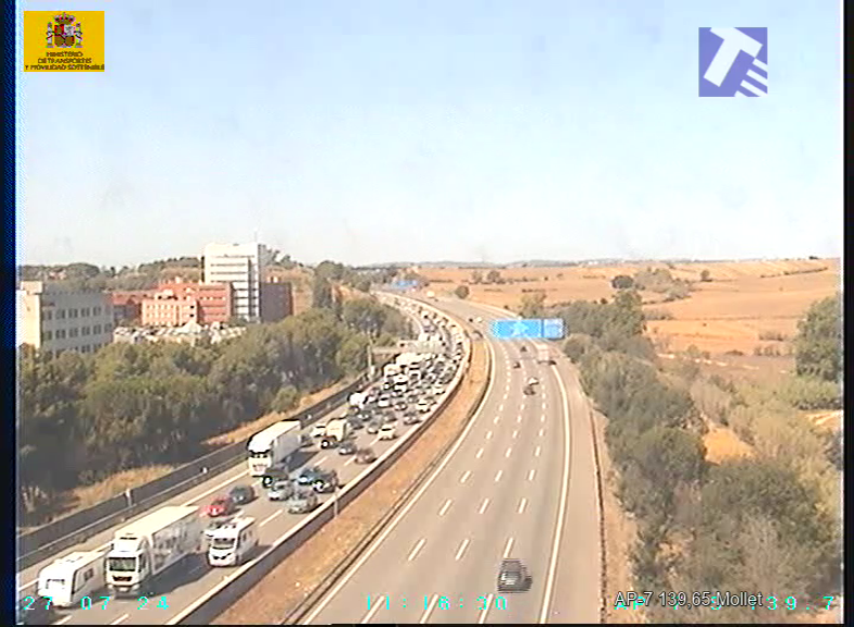 transit's tweet photo. 🔴 A l'AP-7 nord es mantenen retencions entre Mollet i la Roca del Vallès en sentit en sentit Girona 

❌ A més, en sentit sud, a la Roca del Vallès hi ha 1 carril tallat per #accident i 3 km de cua https://t.co/2UQoCzcqV4