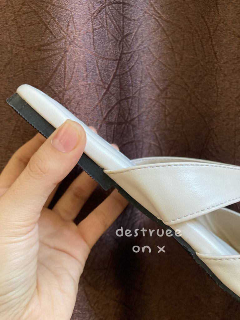 destruee's tweet photo. ga expect nemu footwear cakep dgn harga murce🥰🤍 nyaman dipake soalnya sol empuk bgt, bagian bawahnya ga licin &amp; lucu juga ada pita dibagian sendalnya jdi makin gemes <33
 
beli disini gowgoww
🛒 https://t.co/uKN6yY3jAo
lewat SV aku ada potongan hrga https://t.co/GDov0Cuhue https://t.co/iLtY8S0uwf