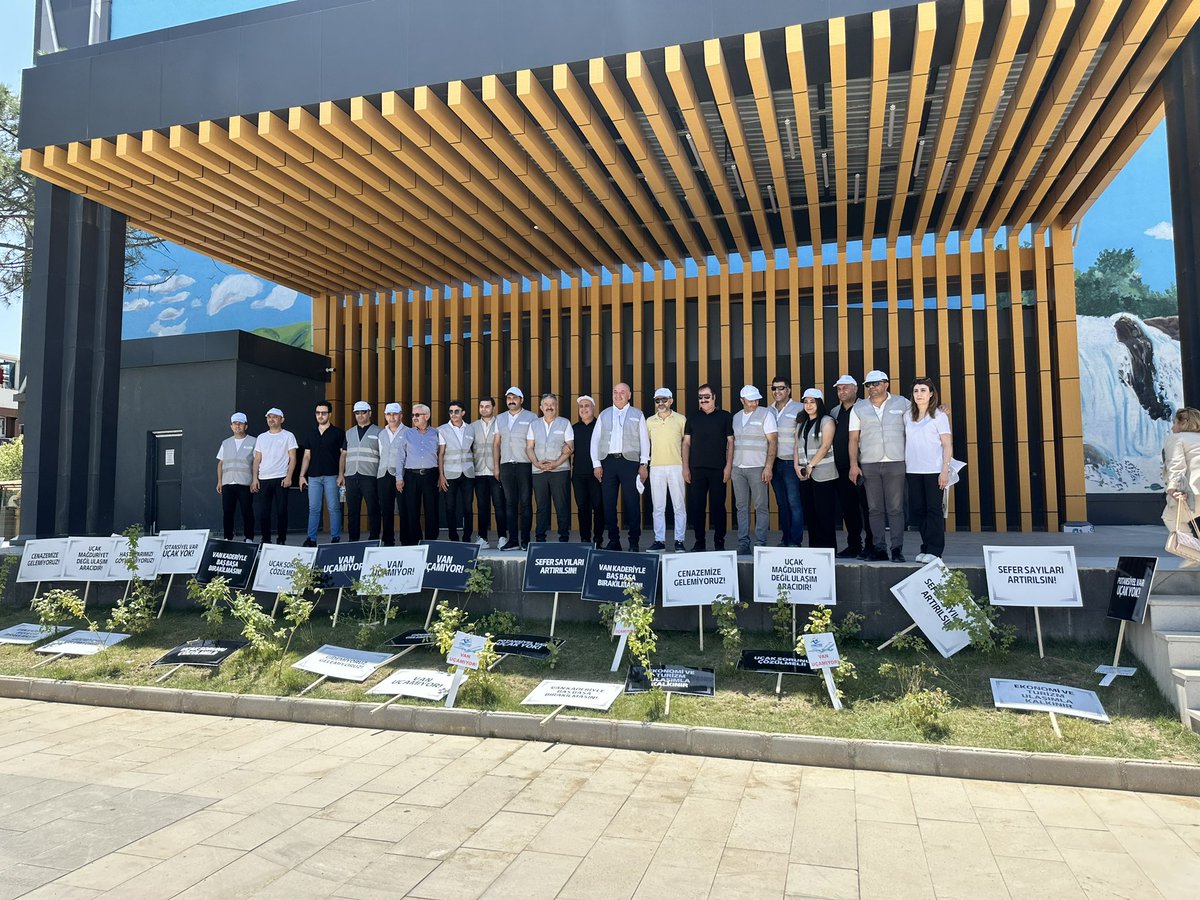 <a href="/vantsokurumsal/">Van Ticaret ve Sanayi Odası</a> öncülüğünde gerçekleşen “Van Uçamıyor” yürüyüşüne katılım sağladık. Van TSO Başkanımız  <a href="/NecdetTakva/">Necdet Takva</a>’ya bu büyük sorunumuza farkındalık yarattığı için teşekkür ederiz.