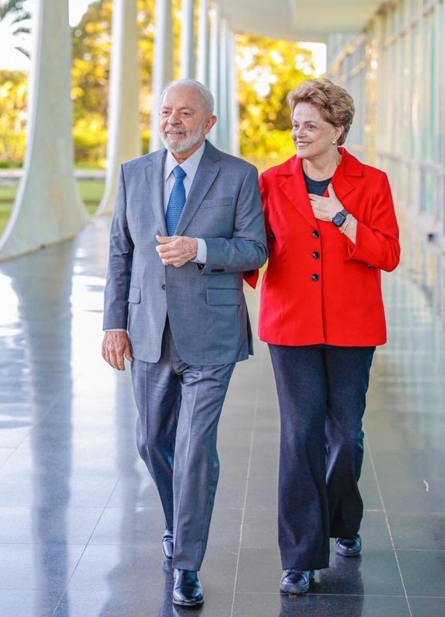 Disse <a href="/dilmabr/">Dilma Rousseff</a>: Nós voltaremos. Voltaremos para continuar nossa jornada rumo a um Brasil em que o povo é soberano".

E VOLTARAM

#LutarSempre