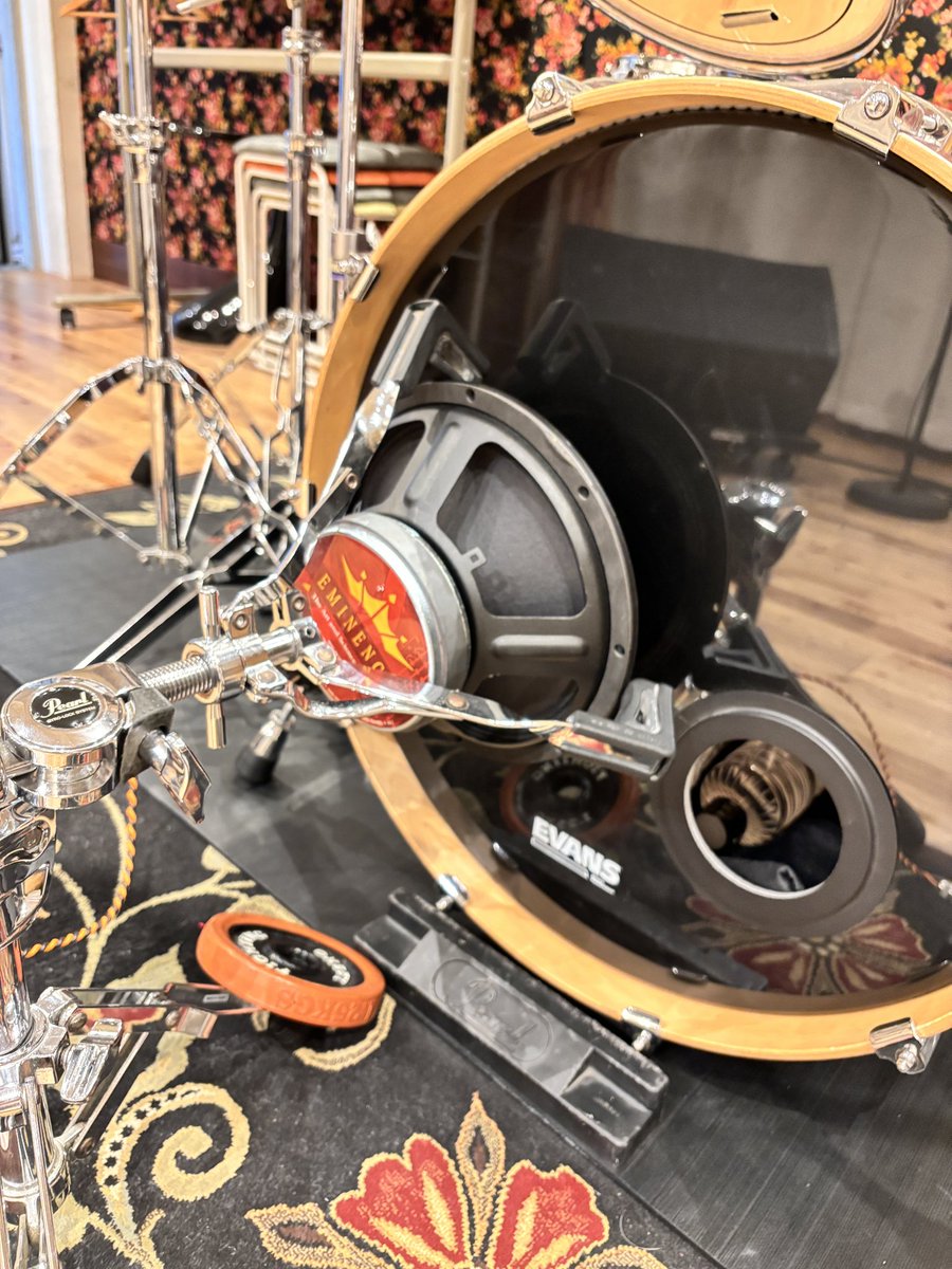 studioTORIGORO's tweet photo. バスドラムの低音を録音するマイクが新しくなりました🥁

#SUBKICK
#EMINENCE 12’
#レコーディング
#トリゴロ https://t.co/jUJHnEwhtH