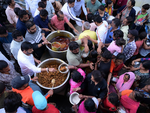 suniltingre's tweet photo. गेल्या अनेक वर्षांपासून वडगावशेरी मतदारसंघात ‘आखाड महोत्सव’ साजरा केला जातो. मतदारसंघातील नागरीक, पदाधिकारी, कार्यकर्ते, मित्र आप्तेंष्ट यांच्यासाठी हा महत्त्वाचा कार्यक्रम असतो. दरवर्षी हजारो जण या जेवणाचा आनंदाने आणि हक्काने आस्वाद घेत असतात. यंदाही पूर्वनियोजनाप्रमाणे आज (शुक्रवार) ‘आखाड महोत्सवा’चं आयोजन करण्यात आलं होतं. परंतु गेली दोन दिवस शहरात पावसामुळं पूरग्रस्त परिस्थिती निर्माण होऊन या संकटाला अनेकांना सामोरं जावं लागलं. 

माझ्या वडगावशेरी मतदारसंघातही शांतीनगर, आशानगर, भारतनगर, यंशवतनगर, कलवड वस्ती, साईनाथनगर या भागातील अनेक कुटुंबांना या पूरपरिस्थितीचा सामना करावा लागला. काल कार्यकर्ते, पदाधिकारी आणि प्रशासनाच्या मदतीने या सर्वांना सर्वतोपरी मदत करण्याचा आम्ही कसोशिने प्रयत्न केला. आजही परिस्थिती शंभर टकके पूर्वपदावर आली नसल्याने अशा परिस्थितीत ‘आखाड महोत्सव’ साजरा करणं योग्य वाटलं नाही. कारण ज्यांच्यावर पूरस्थिती ओढवली ती सर्व माणसं नेहमीच माझ्या सुख-दुःखात सहभागी झालेली आहेत. माझ्याच कुटुंबाचा ती एक भाग आहेत. त्यामुळं ते अडचणीत असताना ‘आखाड महोत्सव’ साजरा करणं शक्यच नव्हतं.. परंतु या कार्यक्रमाची सर्व तयारी आधीच झालेली असल्याने हा कार्यक्रम औपचारीपणे साजरा न करता या पूरग्रस्तांना जेवण देण्याचा निर्णय आम्ही सर्वानुमते घेतला आणि कार्यकर्ते व मित्रपरिवारानेही ही कल्पना उचलून धरली. त्यानुसार जेवण तयार करुन आणि त्याचे पॅकेट तयार करुन वेगवेगळ्या शाळांमध्ये आणि इतर ठिकाणी असलेल्या सुमारे ३ हजारहून अधिक पूरग्रस्तांपर्यंत आम्ही सर्वांनी मिळून हे पॅकेट पोचवले. आज अडचणीत असलेल्या आणि नेहमीच माझ्या पाठीशी असलेल्या माझ्या जनतेची या माध्यमातून मला सेवा करता आली, याचं मनापासून समाधान आहे…