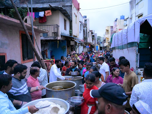 suniltingre's tweet photo. गेल्या अनेक वर्षांपासून वडगावशेरी मतदारसंघात ‘आखाड महोत्सव’ साजरा केला जातो. मतदारसंघातील नागरीक, पदाधिकारी, कार्यकर्ते, मित्र आप्तेंष्ट यांच्यासाठी हा महत्त्वाचा कार्यक्रम असतो. दरवर्षी हजारो जण या जेवणाचा आनंदाने आणि हक्काने आस्वाद घेत असतात. यंदाही पूर्वनियोजनाप्रमाणे आज (शुक्रवार) ‘आखाड महोत्सवा’चं आयोजन करण्यात आलं होतं. परंतु गेली दोन दिवस शहरात पावसामुळं पूरग्रस्त परिस्थिती निर्माण होऊन या संकटाला अनेकांना सामोरं जावं लागलं. 

माझ्या वडगावशेरी मतदारसंघातही शांतीनगर, आशानगर, भारतनगर, यंशवतनगर, कलवड वस्ती, साईनाथनगर या भागातील अनेक कुटुंबांना या पूरपरिस्थितीचा सामना करावा लागला. काल कार्यकर्ते, पदाधिकारी आणि प्रशासनाच्या मदतीने या सर्वांना सर्वतोपरी मदत करण्याचा आम्ही कसोशिने प्रयत्न केला. आजही परिस्थिती शंभर टकके पूर्वपदावर आली नसल्याने अशा परिस्थितीत ‘आखाड महोत्सव’ साजरा करणं योग्य वाटलं नाही. कारण ज्यांच्यावर पूरस्थिती ओढवली ती सर्व माणसं नेहमीच माझ्या सुख-दुःखात सहभागी झालेली आहेत. माझ्याच कुटुंबाचा ती एक भाग आहेत. त्यामुळं ते अडचणीत असताना ‘आखाड महोत्सव’ साजरा करणं शक्यच नव्हतं.. परंतु या कार्यक्रमाची सर्व तयारी आधीच झालेली असल्याने हा कार्यक्रम औपचारीपणे साजरा न करता या पूरग्रस्तांना जेवण देण्याचा निर्णय आम्ही सर्वानुमते घेतला आणि कार्यकर्ते व मित्रपरिवारानेही ही कल्पना उचलून धरली. त्यानुसार जेवण तयार करुन आणि त्याचे पॅकेट तयार करुन वेगवेगळ्या शाळांमध्ये आणि इतर ठिकाणी असलेल्या सुमारे ३ हजारहून अधिक पूरग्रस्तांपर्यंत आम्ही सर्वांनी मिळून हे पॅकेट पोचवले. आज अडचणीत असलेल्या आणि नेहमीच माझ्या पाठीशी असलेल्या माझ्या जनतेची या माध्यमातून मला सेवा करता आली, याचं मनापासून समाधान आहे…