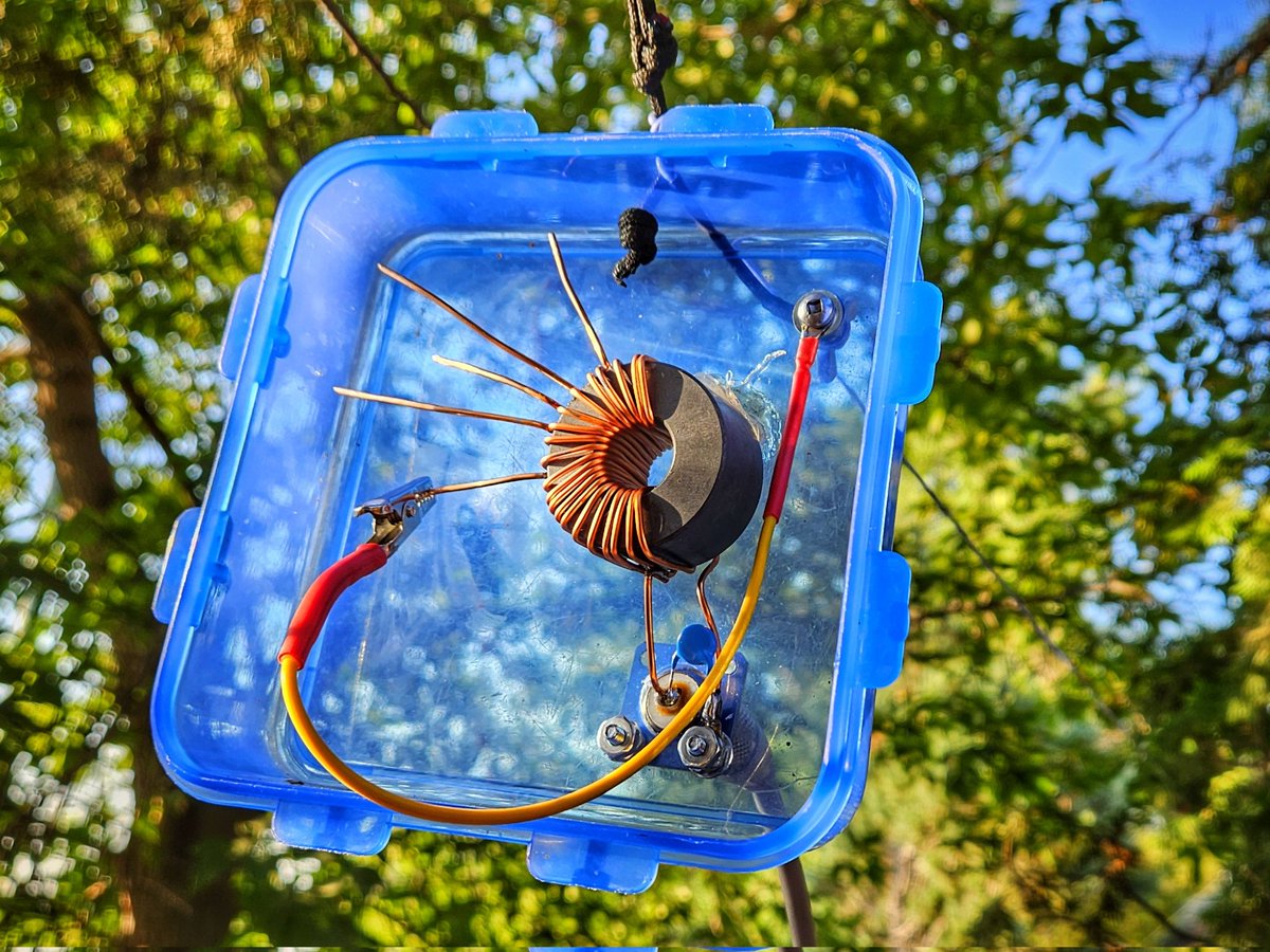 VE5REV's tweet image. More testing with the #MultiTap transformer. Multi-band harmoniv alignment on one wire is still proving tricky. But monoband #EFHW wire lengths are 🔥