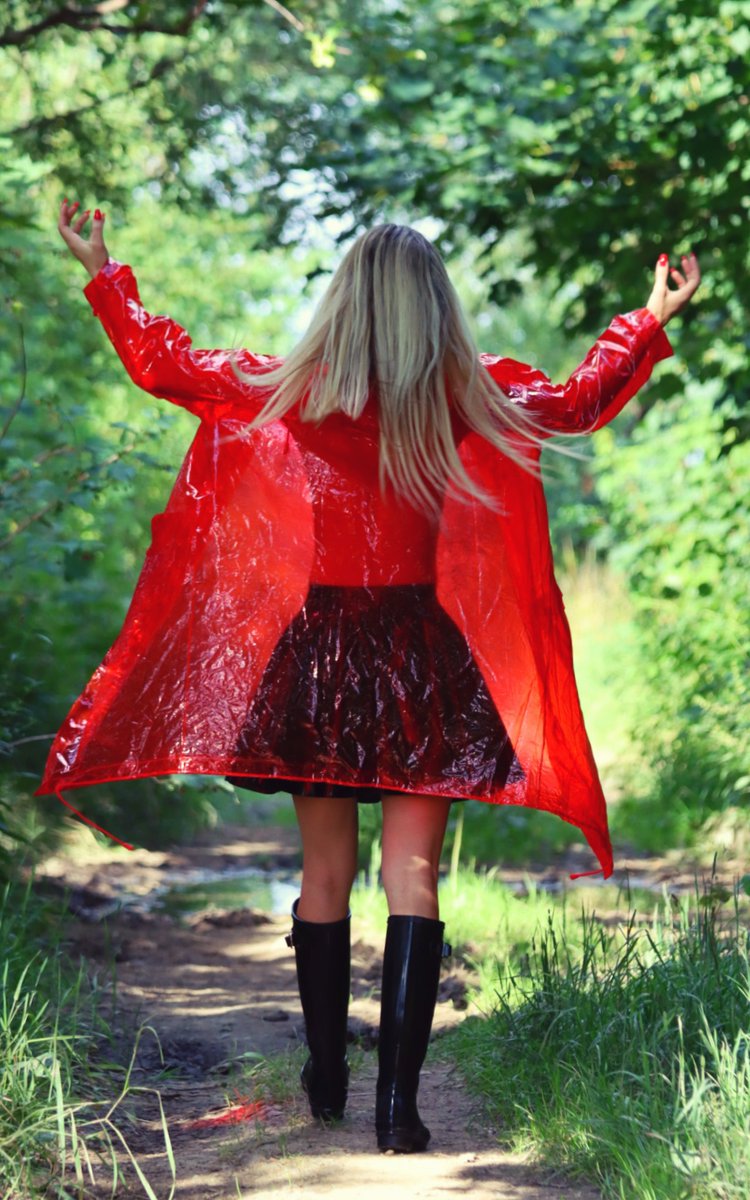 LatexVictorias's tweet photo. Waiting for the rain 😉💦💦☔️
#pvcraincoat #pvcfetish #transparentpvc #rubber #hunterboots https://t.co/y8z5AaXcal