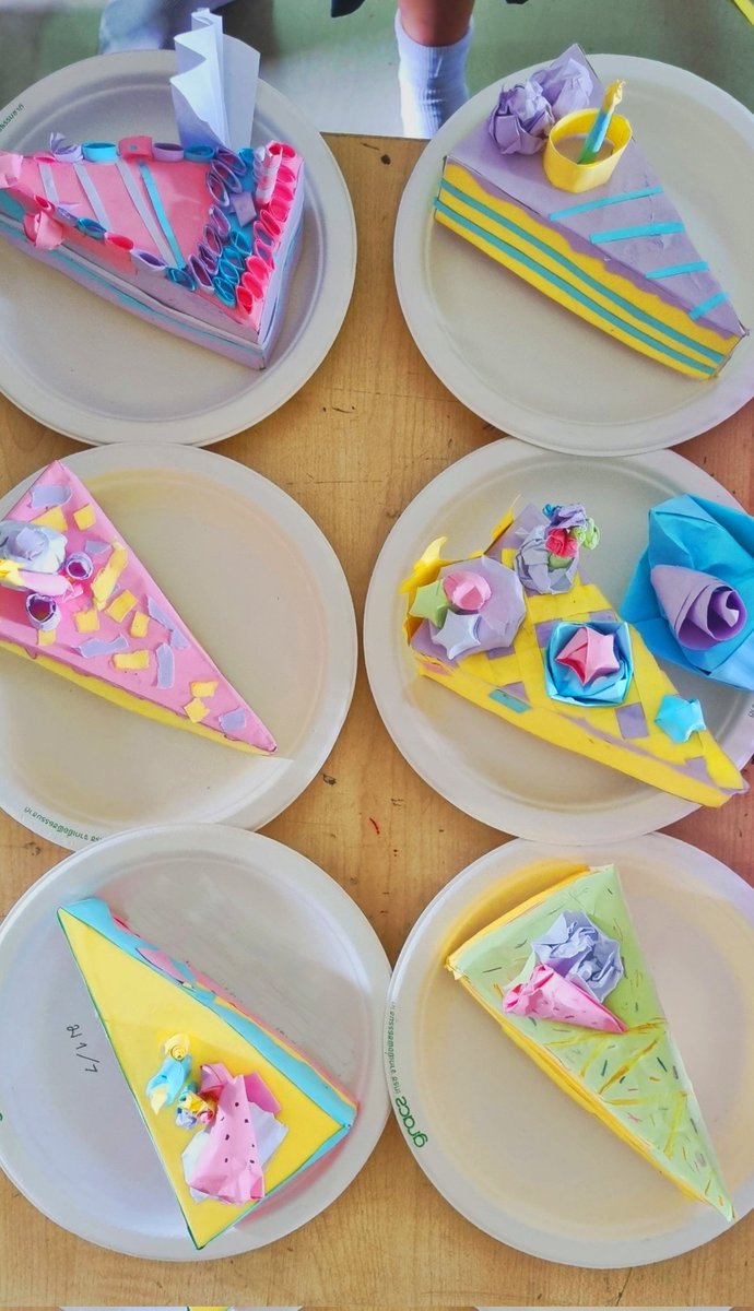 Iamfumuji's tweet photo. เมื่อวานสอน นร. ม.1 ทำกิจกรรมประติมากรรมกระดาษหัวข้อ เค้ก 🍰 ทุกคนมาดูงาน นร เราสิ ✨️🥺💗 https://t.co/sfdVr3IMT1