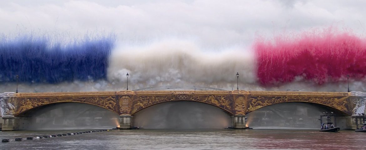 hugoclement's tweet photo. Vive la France ! 🇫🇷

#ceremoniedouverture https://t.co/lBNmYJoSFI