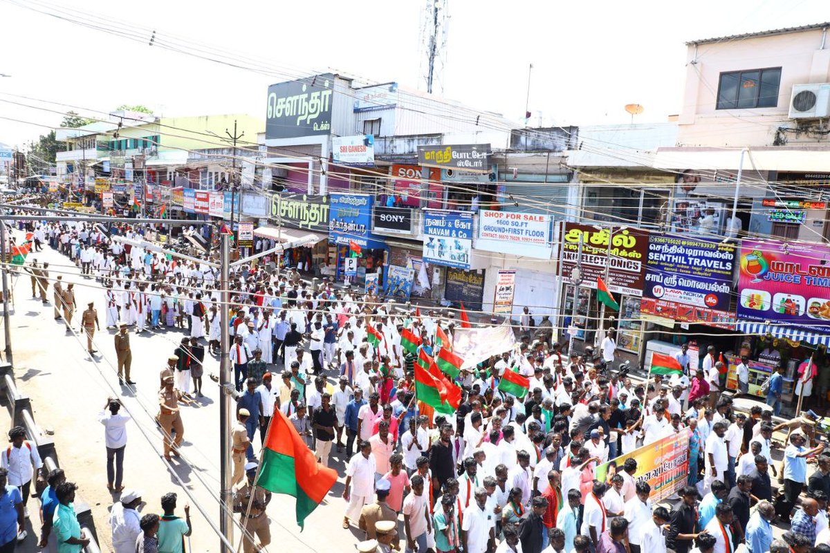 தோட்டத் தொழிலாளர்களின் உரிமைகளுக்காக போராடி உயிர்நீத்த புதிய தமிழகம் கட்சியின் 17 போராளிகளின் 25-ஆம் ஆண்டு நினைவு நாளான நேற்று - நெல்லையில் பல்லாயிரக்கணக்கான தொண்டர்களுடன் புதிய தமிழகம் கட்சி சார்பில் நடைபெற்ற வீரவணக்கப் பேரணி.!