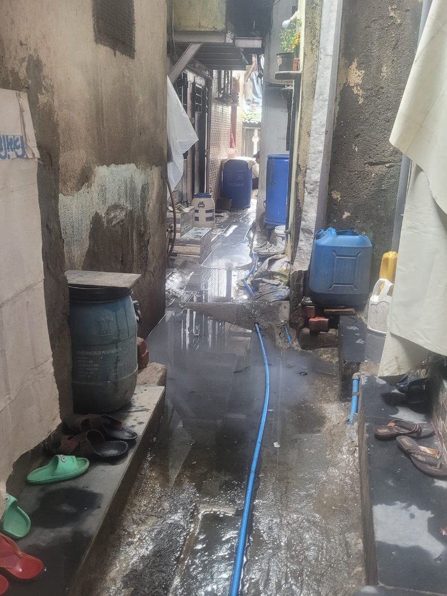 RaviShukla1985's tweet photo. Failure of newly appointed contractor under SMPA (Dattak Vasti) in Ambewadi, Ward 80 at K/E ward is forcing people to live in a miserable condition. Urge @mybmc to take immediate action at Hansraj Molakram Chawl (in the lane behind Wamanrao Khope Chawl)
@CMOMaharashtra https://t.co/otiz5JAlrU