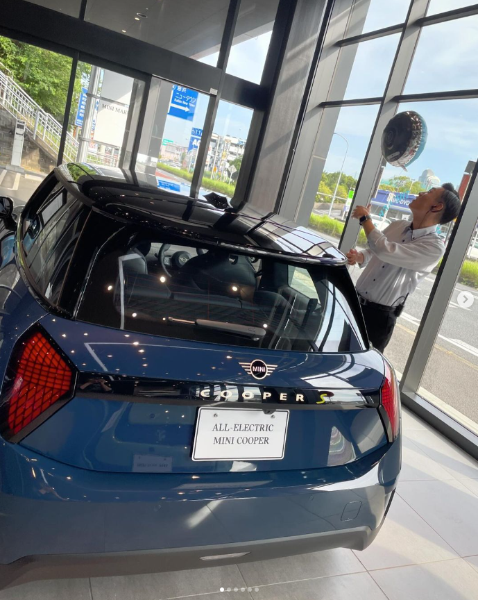 GlanzMini's tweet photo. 【MINI幕張】
当店の展示車
新型3DOOR(電気) J01のご紹介です!
ボディカラーは【インディゴサンセットブルー】
気になられてる方もたくさんいらっしゃるのではないでしょうか☺️
是非MINI幕張で実車をご覧ください♪
#MINI幕張
#MINl
#MINI幕張
#ショールーム
#ministagram
#mini好き https://t.co/6PDaDdt5Lb