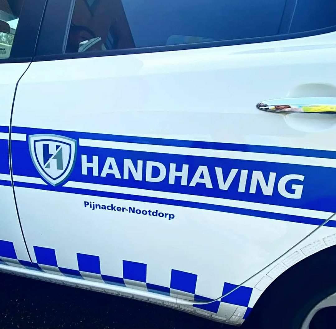 Robdeschepper's tweet image. Het loopt wel een beetje uit de hand met de controlestaat. Elke dag rijdt of staat er wel een handhaver van een instantie in onze polder. Laatst reed ik achter 2 auto's van #handhaving de polder uit en kwam er een ander de polder in.
Belachelijk.