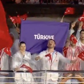 Uzun yıllar Turkey olarak yazılmasından rahatsız olduk. Hala “İ” harfini doğru yazamayan bir organizasyonu kınıyorum
