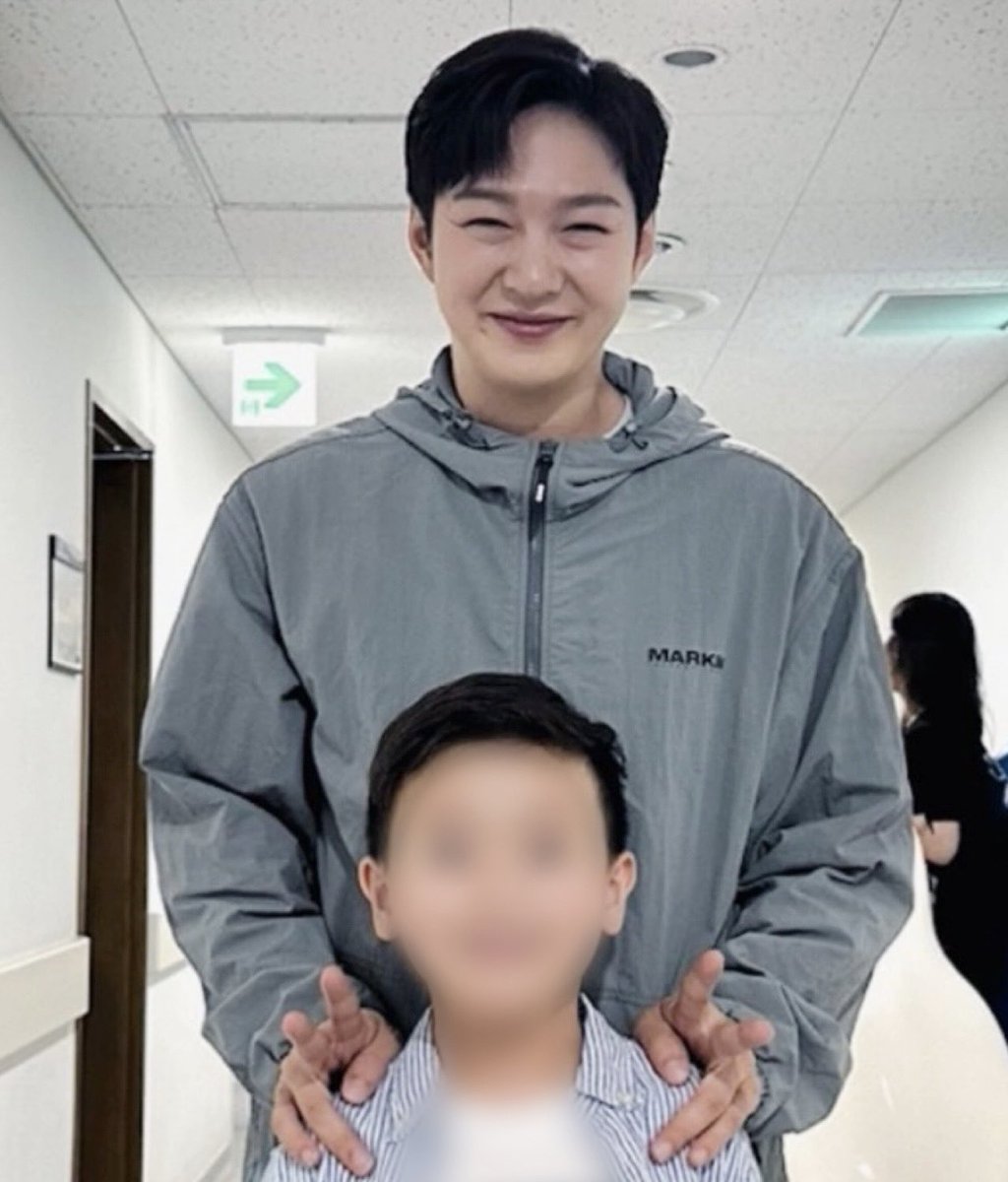 HANAE_lcs's tweet photo. 똑같은 빵글표정으로 사진찍다가 
애기..<< 랑 함께하면 눈웃음이 그냥 터지는 남자 https://t.co/ALc9qGiL46