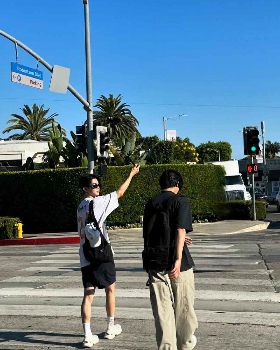 갤럭시로 대충 지워봤어요.. 아저씨 죄송해요