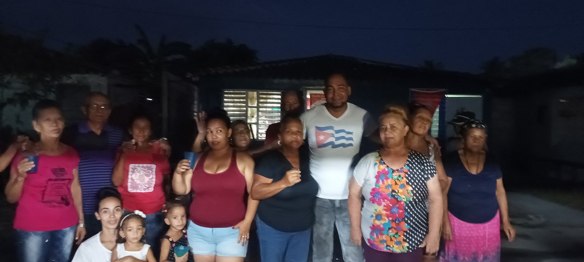 GonzalezArbey87's tweet photo. Aquí se sintió el 26/7 realizamos acto de reafirmación revolucionaria en el #CDR9 #Bayamo los vecinos activos de fiesta celebrando por todo lo alto este fecha histórica. #LaHistoriaPorAsalto
@YanetsyCubana @YanetsyTerry @cdr_cuba https://t.co/Ucjcn57SnI