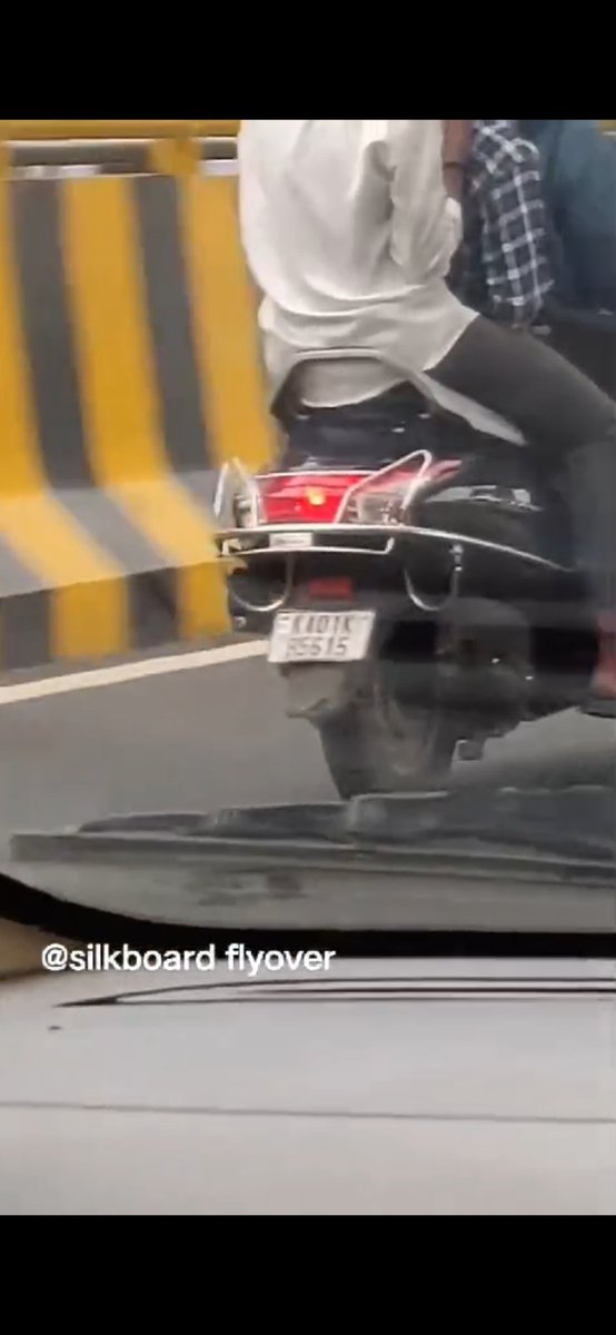 live_mirror's tweet photo. Bengaluru is a peaceful metro city , but now day to day crimes are increase , people's are not respecting to law , Please take a strong action @blrcitytraffic @CPBlr @BlrCityPolice @CMofKarnataka @DCP_TRAFFIC @tv9kannada @publictvnews https://t.co/v8JmHm1rve