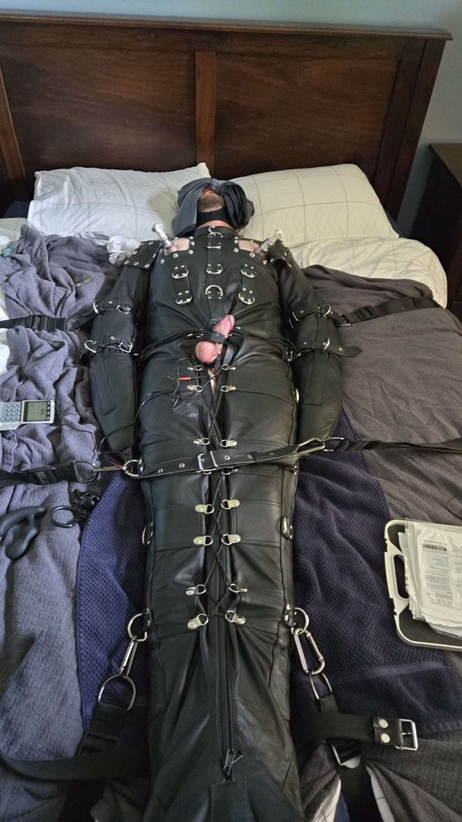 MuzzledSub95's tweet photo. 7hrs in the sleepsack. Doesn't get much better than that for a bondage addicted sub like me 🤤
Would anyone in MN like to help me make it 12hrs? 😈 https://t.co/ihGdmFyDb7
