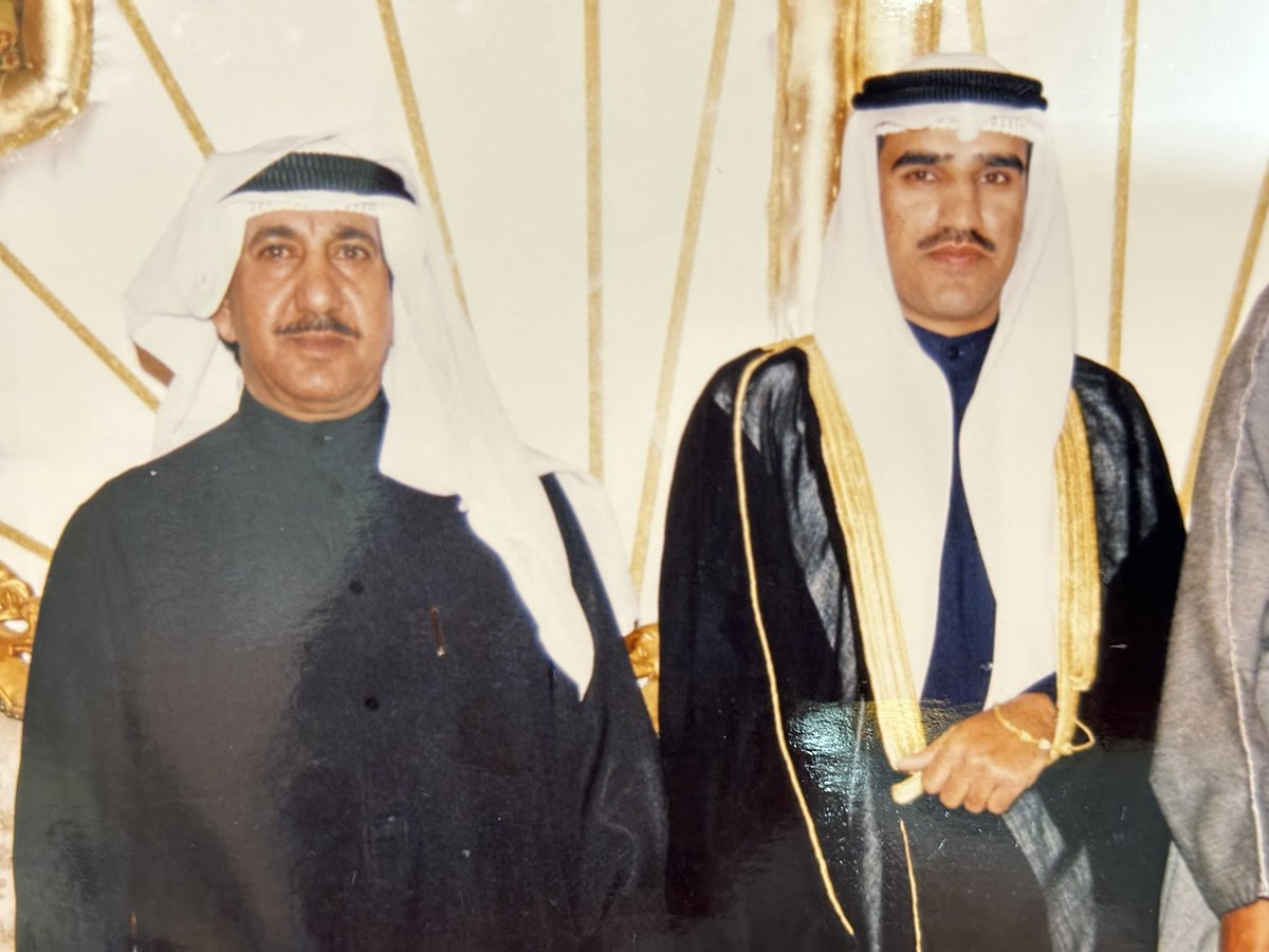 شفت الايمن وقفته تسوا بدايد 
كل ما زادوا هل الماجوب زادي 

وشفت الايسر يتعب وساع البنايد 
في سبيل الضيف ماهو بإقتصادي

ابوي مساعد وابوي مضحي الله يرحمه