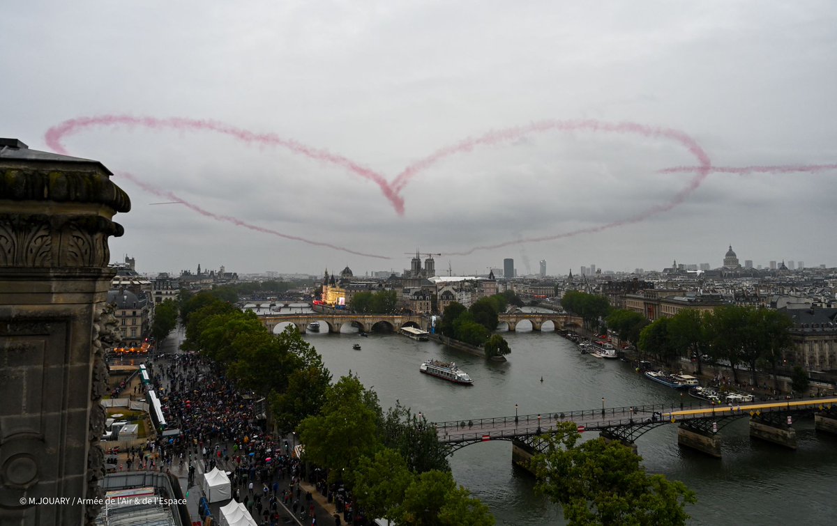 PeurAvion's tweet photo. Passage de la patrouille de France pour la #ceremoniedouverture des JO et référence à la Montgolfière qui s'éleva depuis le jardin des Tuileries en 1783. Sympa d'avoir eu ce clin d'oeil aéronautique ! https://t.co/lmT1E17dKv