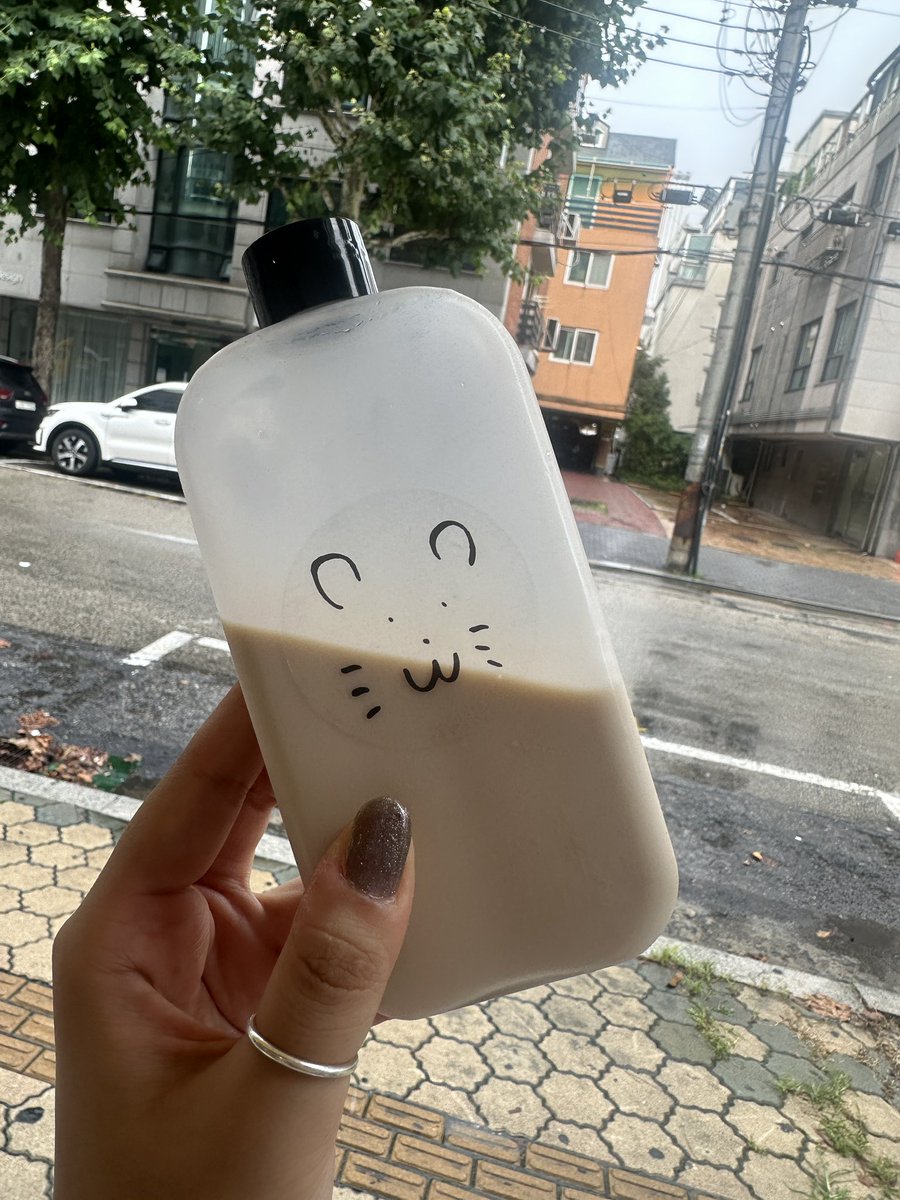 laydown3times's tweet photo. 어우 밀크티 개맛있음
얼큰하게 반잔 원샷때림
스티커보세요 지존귀여움 https://t.co/L1PePbVGsU