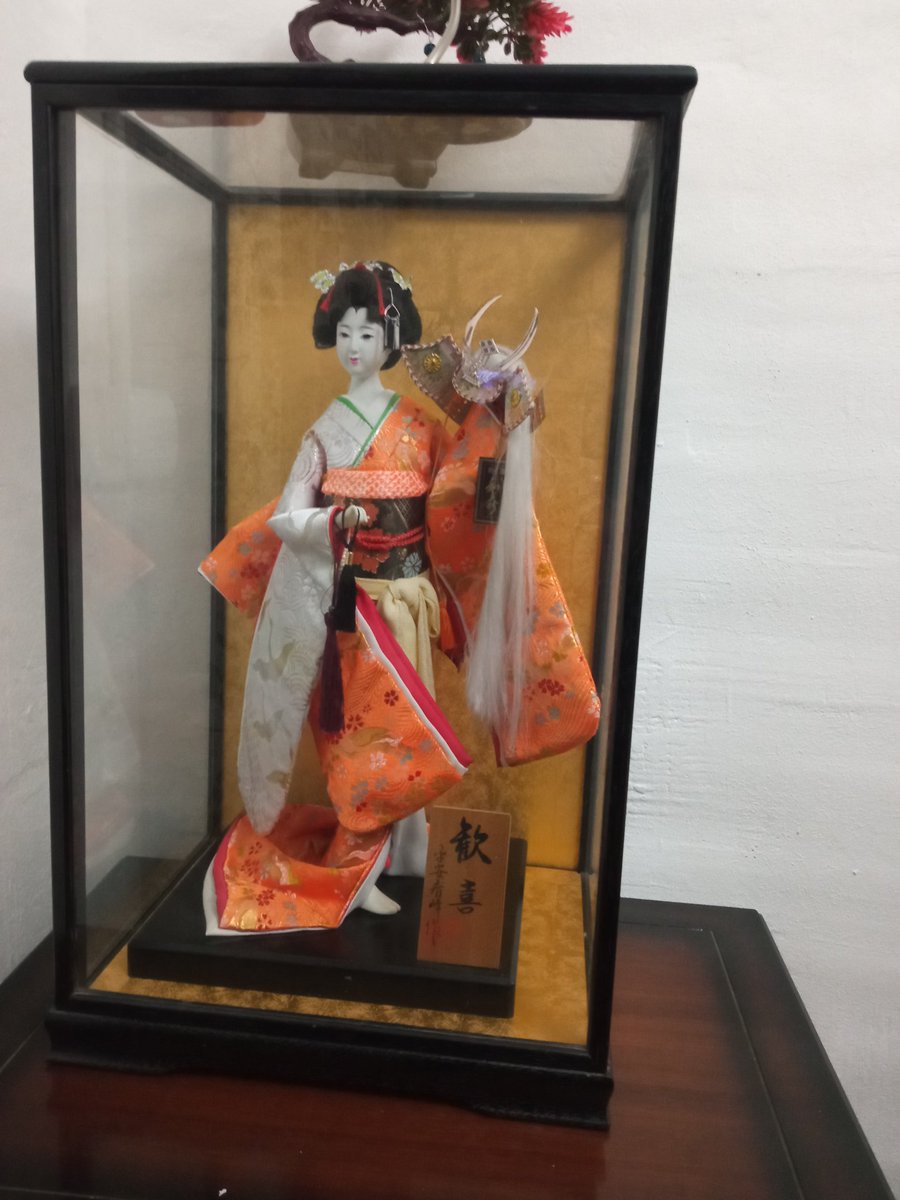 patyarces's tweet photo. Amigos necesito vender este adorno japonés lo tengo hace 20 años está en perfectas condiciones la caja de vidrio mide 60cm aprox de alto de ancho mide 40cm la geisha 50cm. Lo vendo por necesidad .cuánto me dan
???? https://t.co/M78stPRfbu