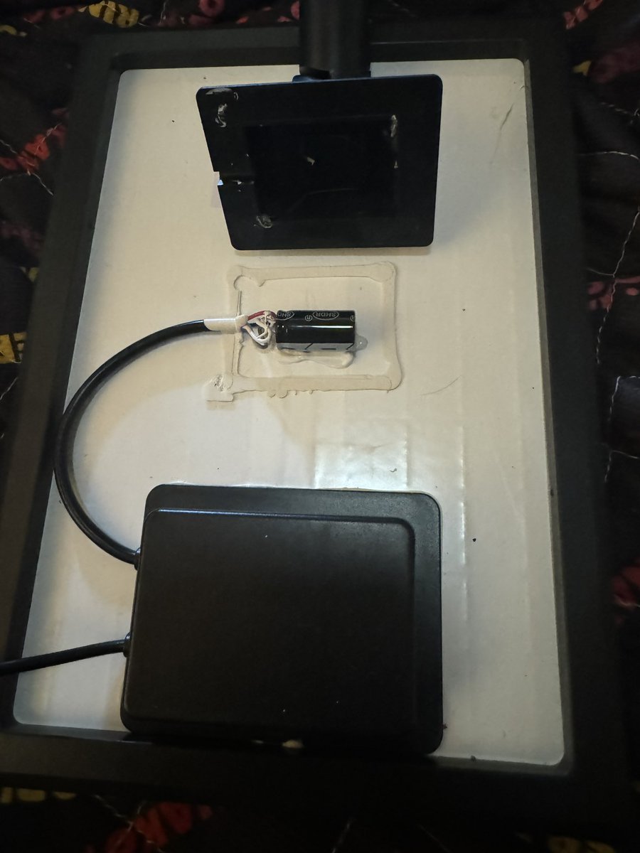 4730_yda's tweet image. 先日買ったやつ 取り付けて数分で破壊

防水の接着がちゃんと着いてなかったみたい

 #Amazon  #amazonJP